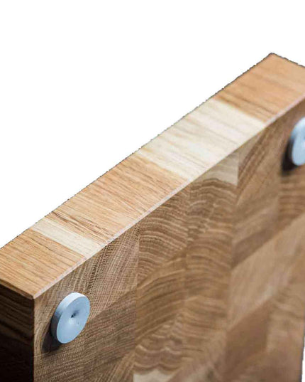 Massive wooden cutting board with non-slip rubber feet, ideal for any kitchen
